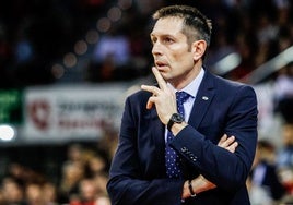Natxo Lezkano dirigiendo un partido.