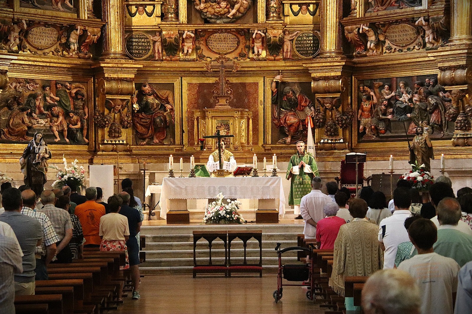 Rioseco procesiona a San Cristóbal sobre cuatro ruedas