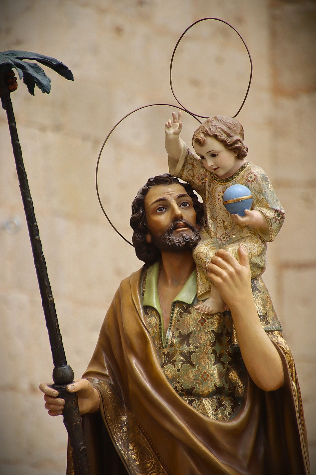 Rioseco procesiona a San Cristóbal sobre cuatro ruedas