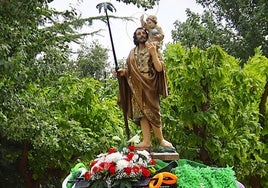Rioseco procesiona a San Cristóbal sobre cuatro ruedas
