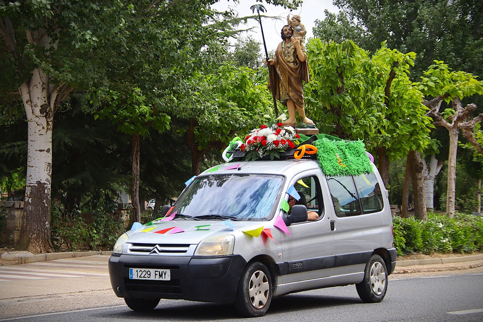 Rioseco procesiona a San Cristóbal sobre cuatro ruedas