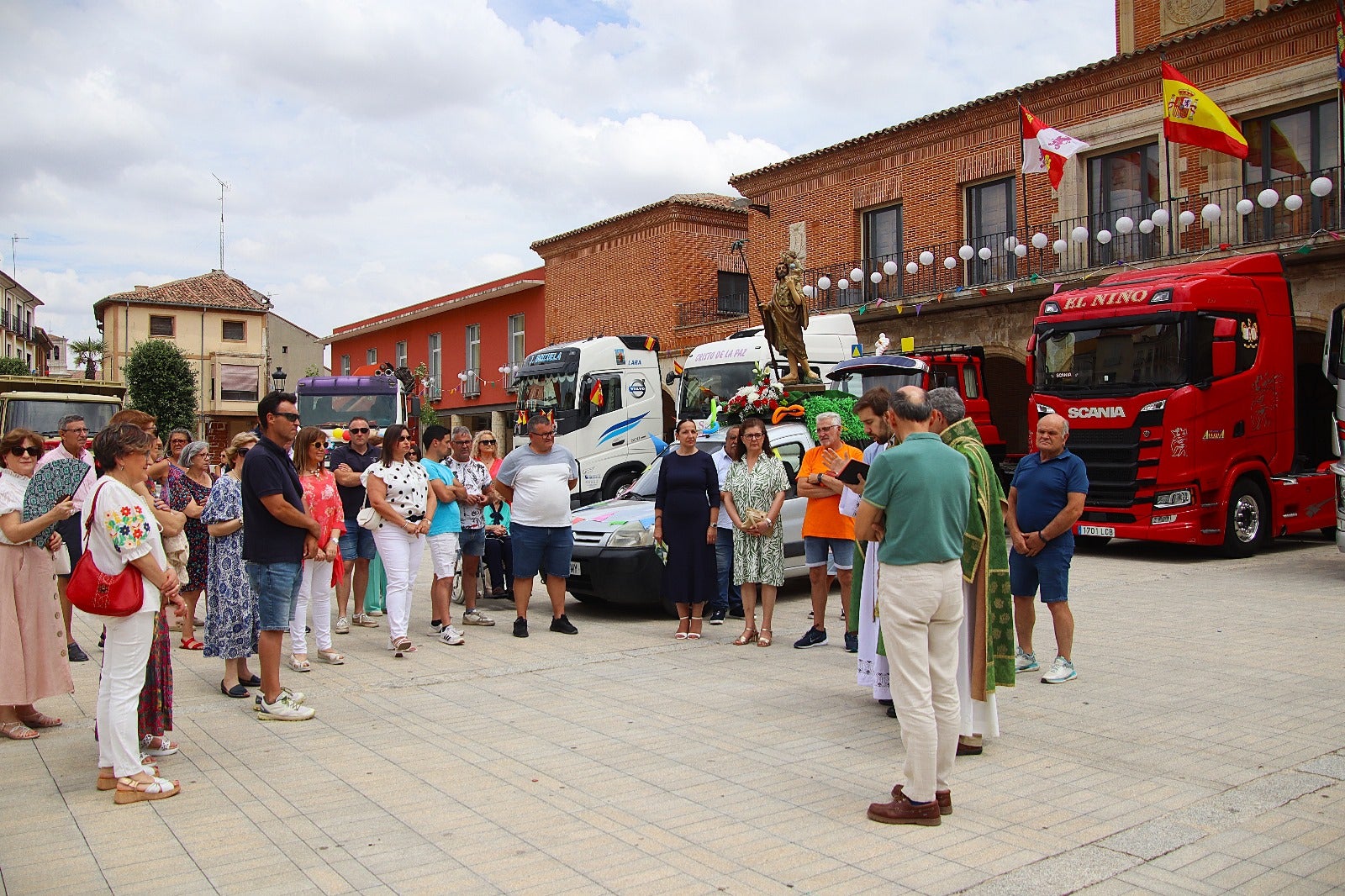 Rioseco procesiona a San Cristóbal sobre cuatro ruedas