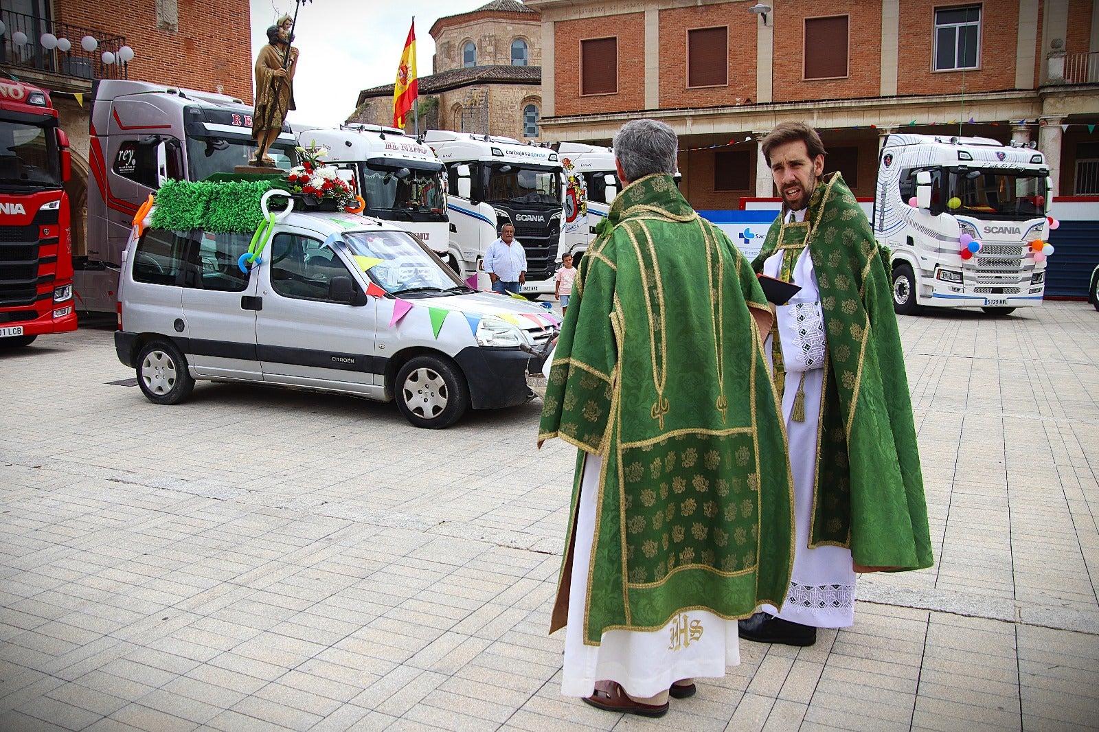 Rioseco procesiona a San Cristóbal sobre cuatro ruedas