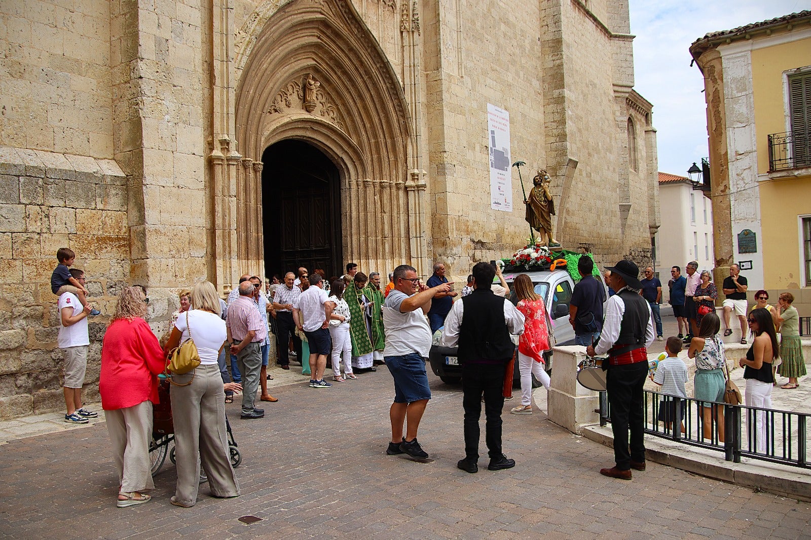 Rioseco procesiona a San Cristóbal sobre cuatro ruedas