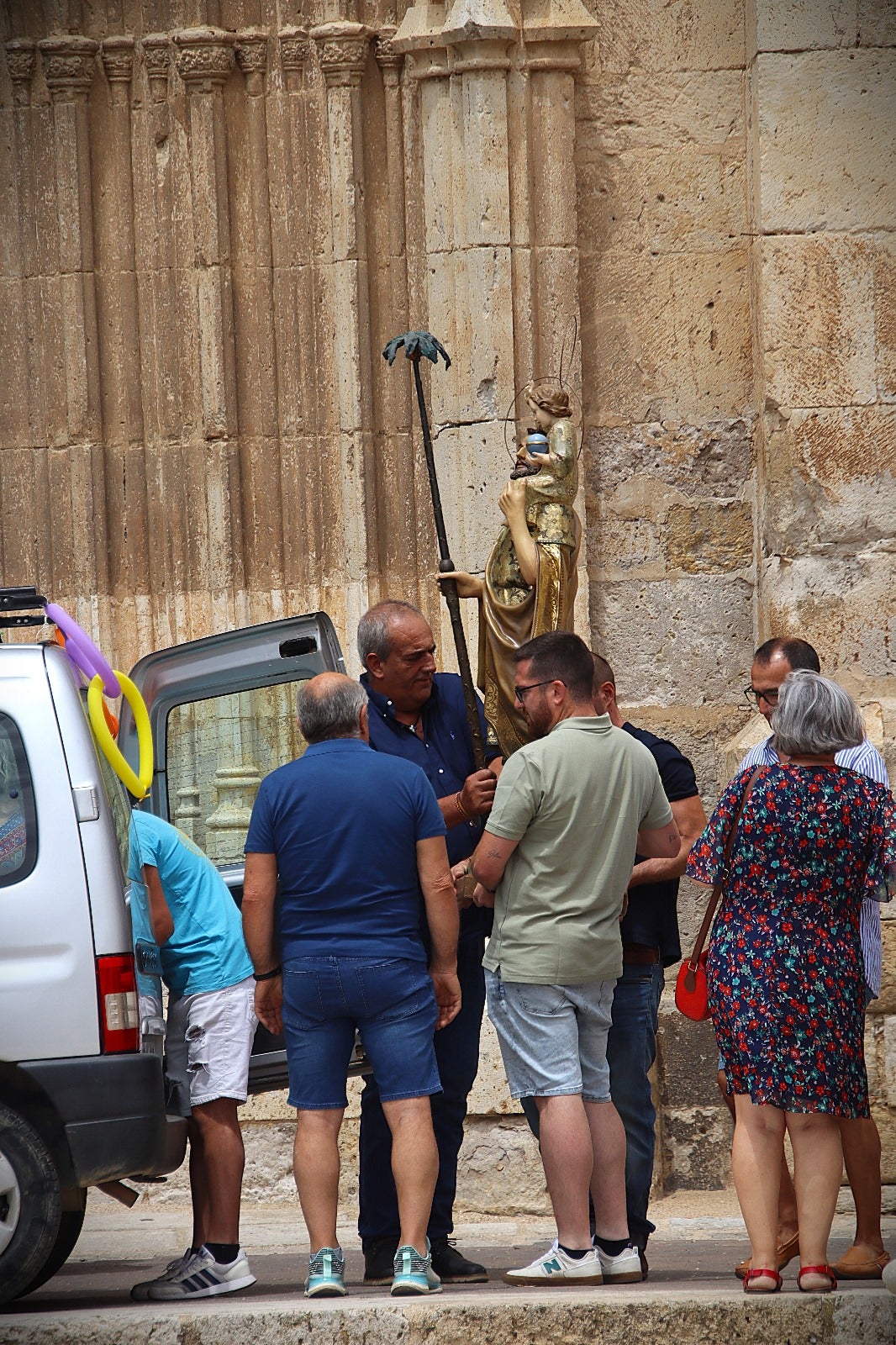 Rioseco procesiona a San Cristóbal sobre cuatro ruedas