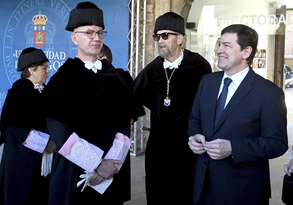El rector de la Universidad de Burgos, José Miguel García (2i), el día de su toma de posesión este enero junto al presidente de la Junta (d).