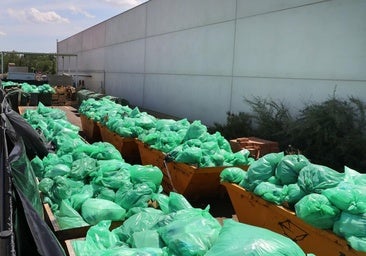 La Junta retira las basuras del Hospital, pero insiste en que debe retomarse la recogida ordinaria