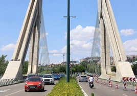 El puente de Hispanoamérica, con un carril cortado en sentido Parquesol, este lunes.