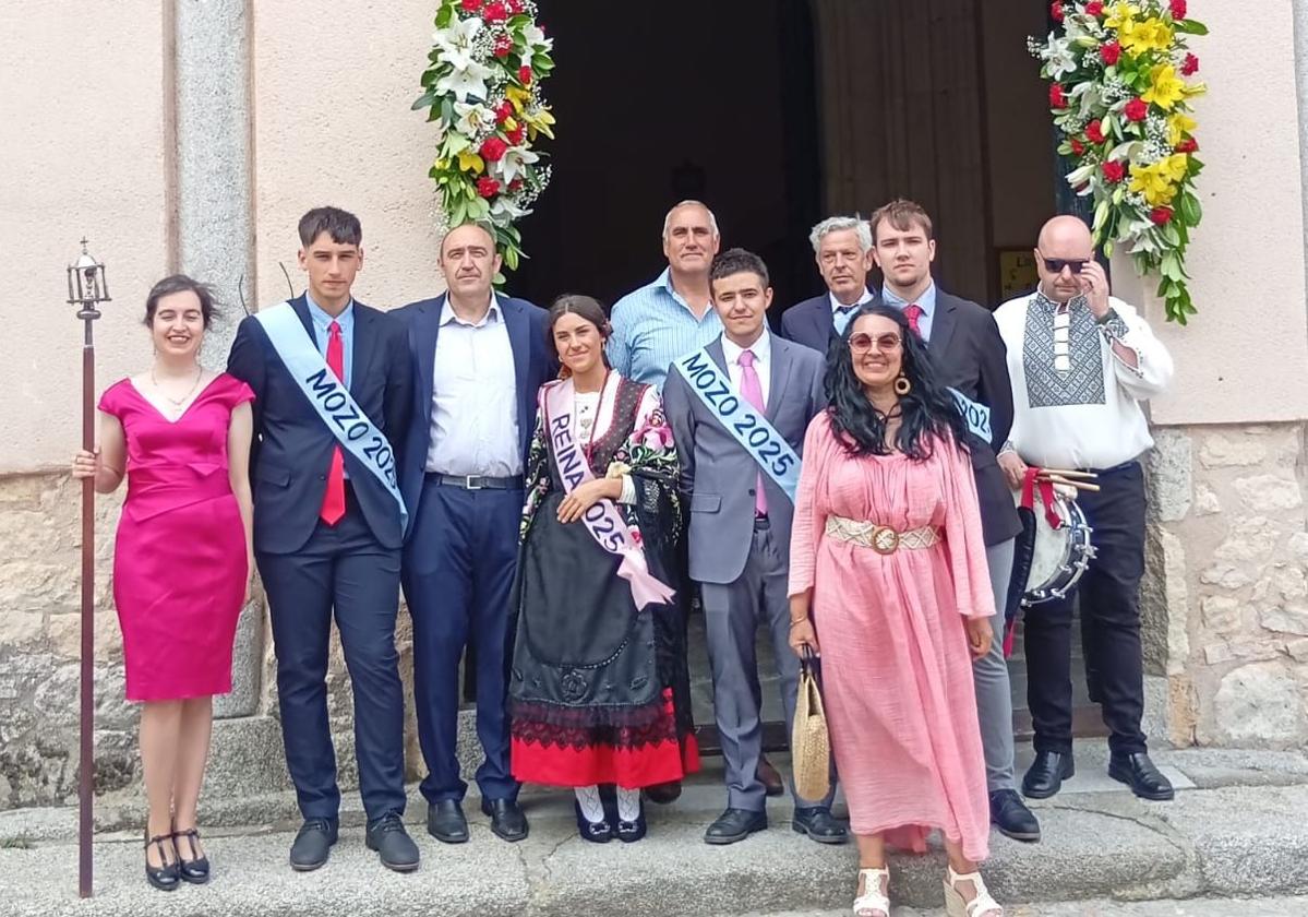 Reina y mozos en las pasadas fiestas del Corpus junto con las autoridades locales.