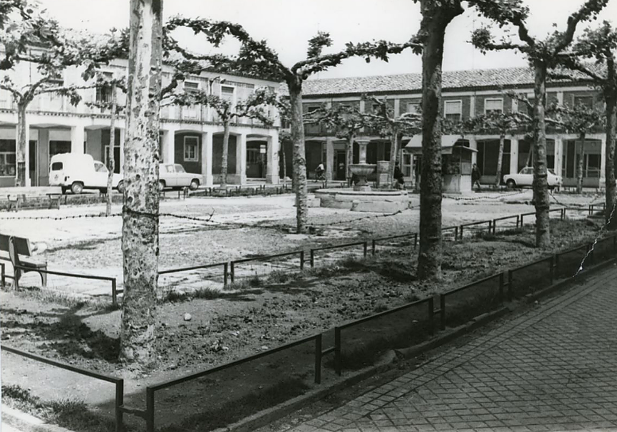 Imagen principal - Plaza Carmen Ferreiro en los años 70 en el barrio de San Pedro. Pavimentación en las calles de San Pedro en los años 80. Panorámica de los barrio de San Pedro y Barrio España de 1982.