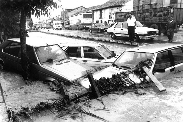 Varios coches amontonados por el efecto de la riada que sufrió Rueda el 14 de junio de 1989.