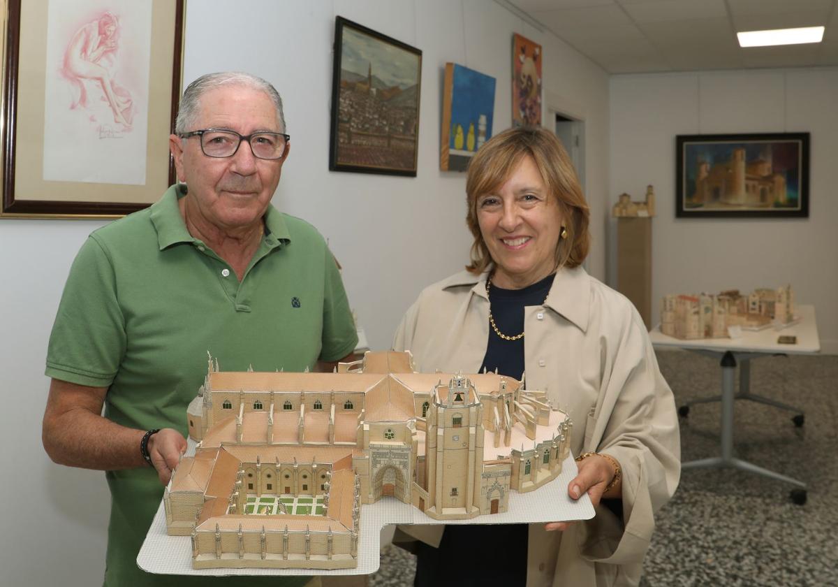 Fernando Vaquero, el autor, con la presidenta de la asociación, Rosa Andrés.