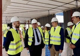 El consejero de Sanidad, Alejandro Vázquez Ramos (2º iz), visitó ayer las obras del centro de salud Prosperidad, en Salamanca.
