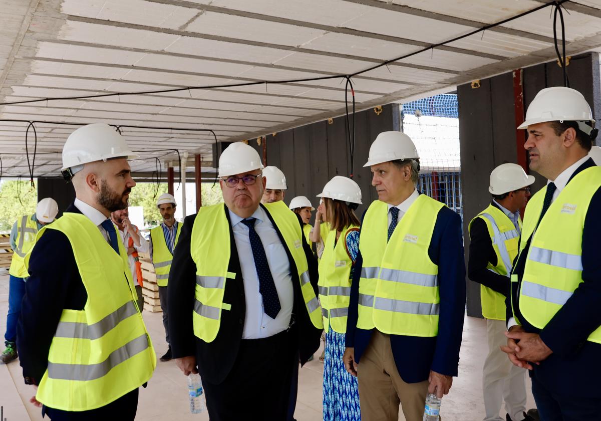 El consejero de Sanidad, Alejandro Vázquez Ramos (2º iz), visitó ayer las obras del centro de salud Prosperidad, en Salamanca.