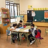 Varios niños en un aula en Ceinos de Campos.