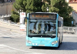 Autobús de la línea 4 en la plaza de Artillería de Segovia.