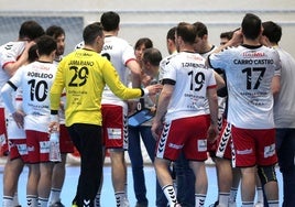 Los jugadores del Balonmano Nava durante un tiempo muerto.