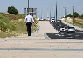 Un hombre pasea por el entorno del Hospital General de Segovia.