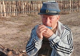 Domingo Contreras toca la armónica como hace 60 años hizo en la película.