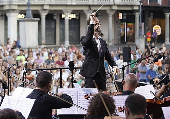 Imágenes del concierto de la OSCyL celebrado este lunes en la Plaza Mayor de Valladolid