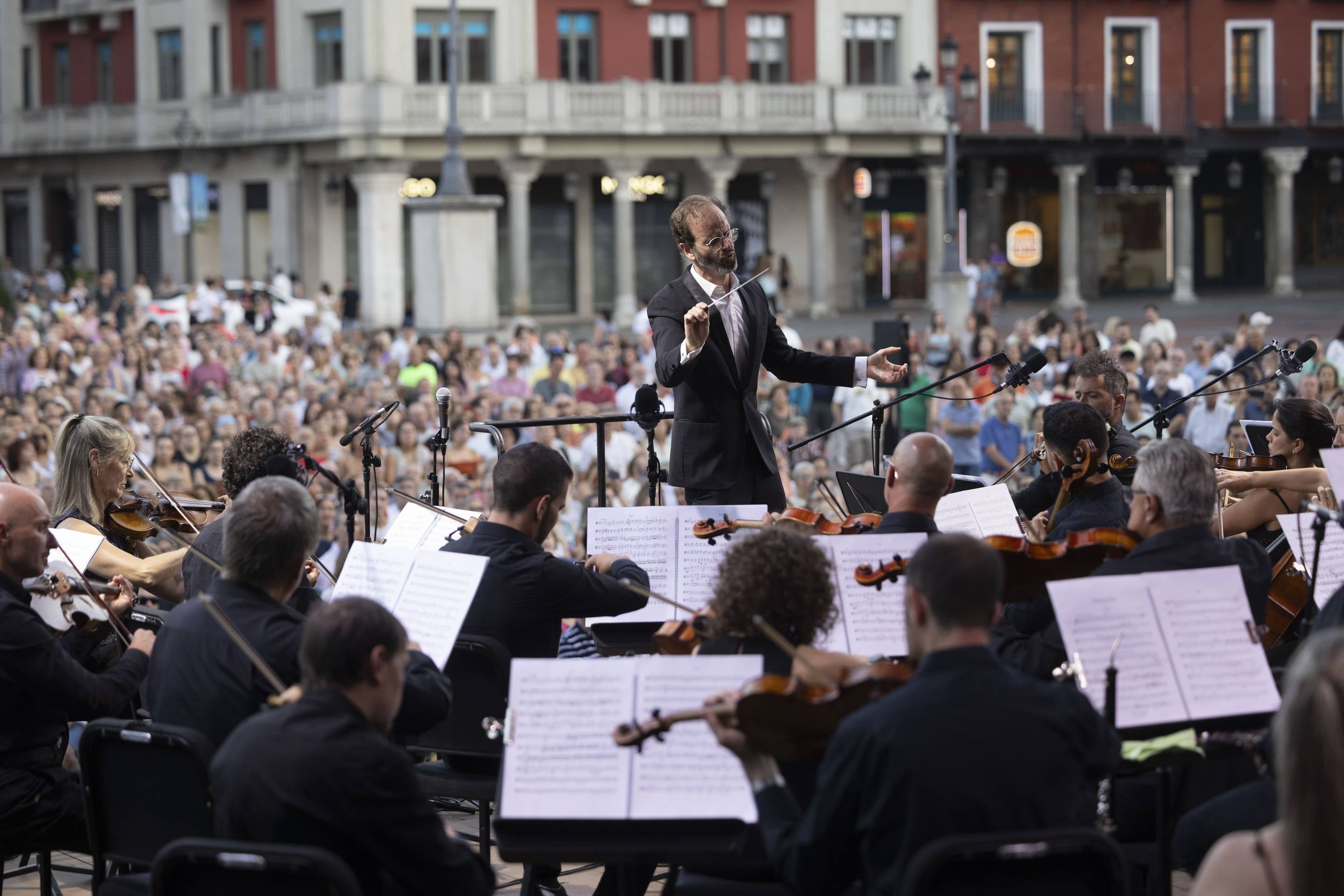Las imágenes del concierto de la OSCyL en la Plaza Mayor de Valladolid