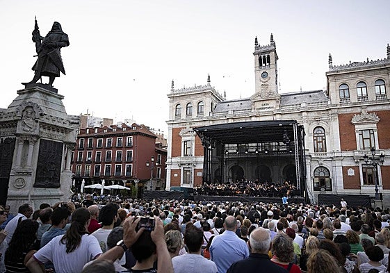 Concierto de la Orquesta Sinfónica de Castilla y León en la Plaza Mayor.