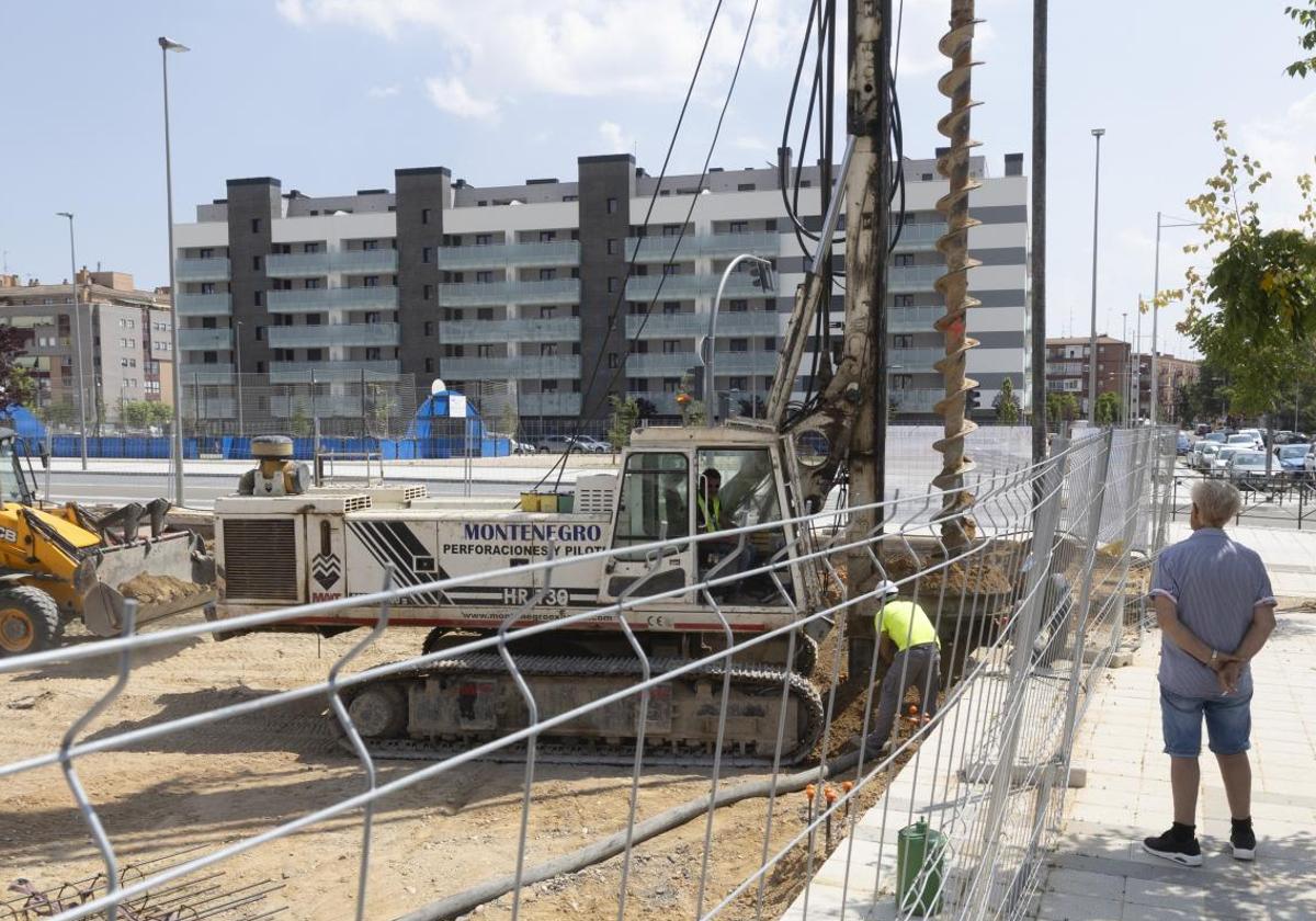 Terreno en construcción del barrio de los Cuarteles frente al primer bloque de pisos acabado, al fondo, el residencial Artillería 1.