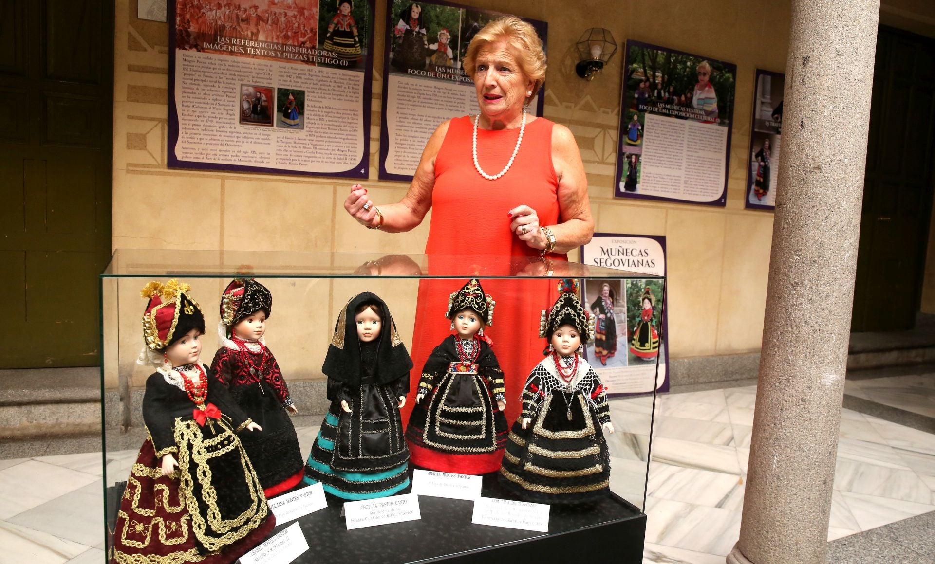 Milagros Pascual, junto a varias de las muñecas.