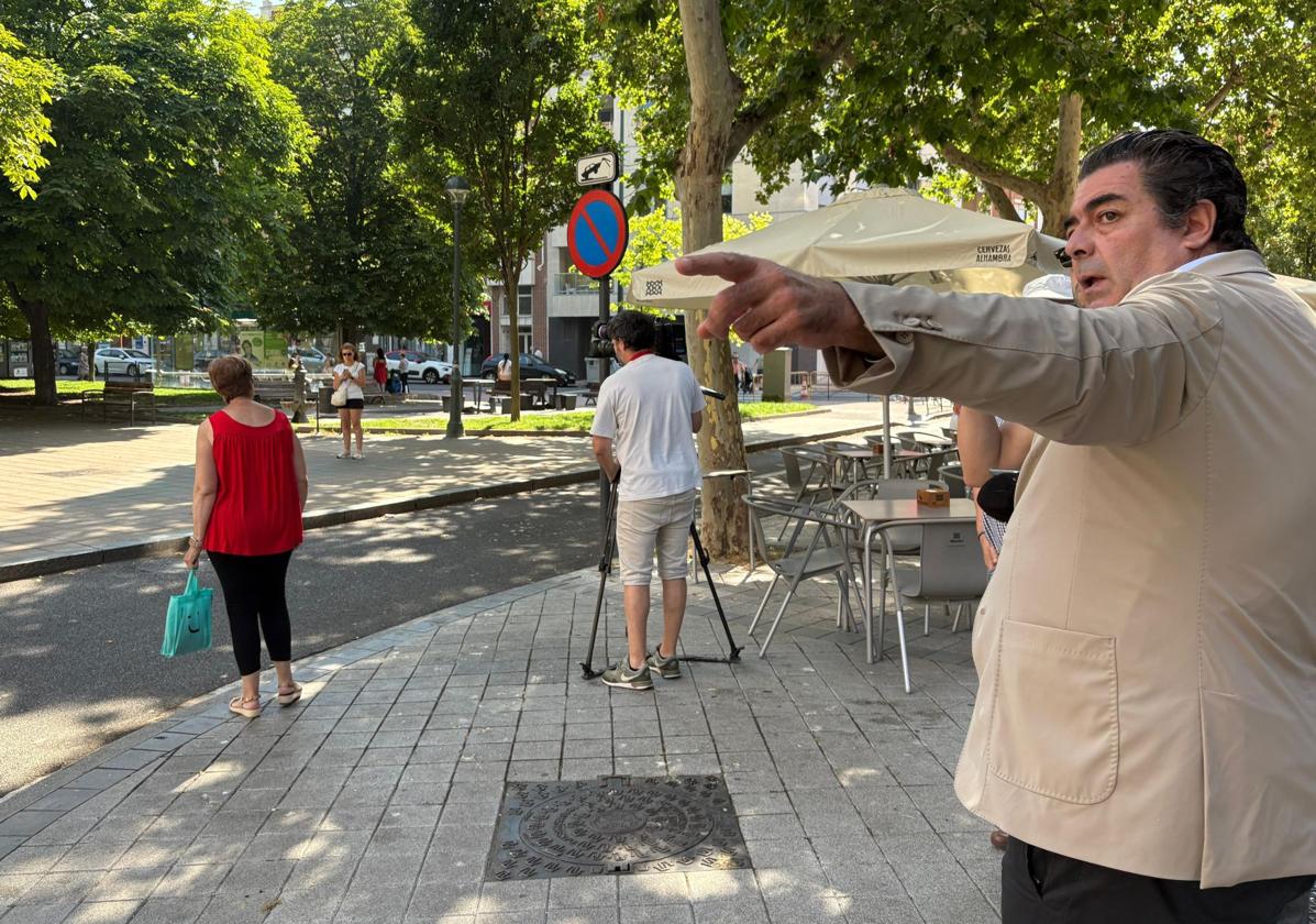 El concejal Alberto Gutiérrez, junto al futuro espacio peatonal, señala la esquina de la calle Reyes en la que se mantendrá la calzada hacia Cardenal Mendoza.