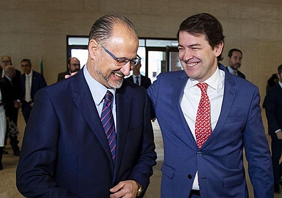 Luis Fuentes y Alfonso Fernández Mañueco, durante la etapa del PSOE PP-CS en la que el primero presidía las Cortes.
