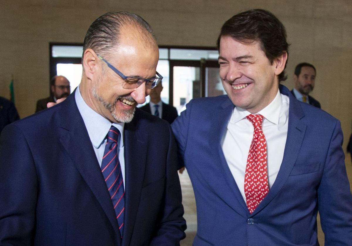 Luis Fuentes y Alfonso Fernández Mañueco, durante la etapa del PSOE PP-CS en la que el primero presidía las Cortes.