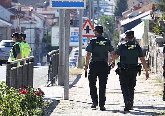 Guardia Civil en la N-VI a su paso por el núcleo espinariego de San Rafael.