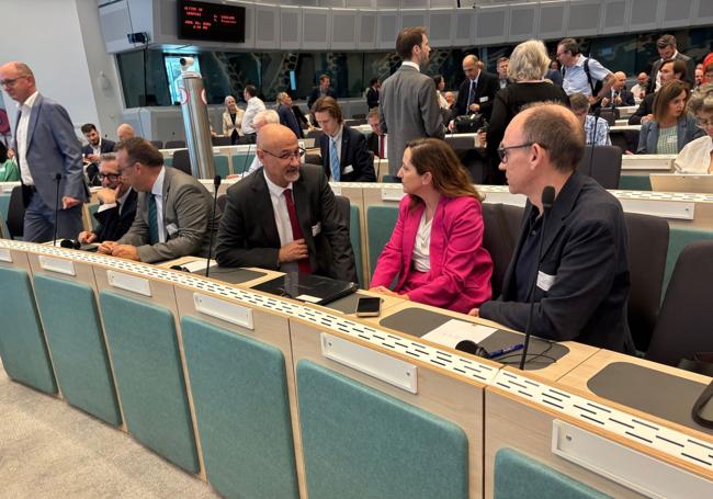 Imgen facilitada por la Junta de la reunión a la que Luis Fuentes asistió en Bruselas a finales de junio.