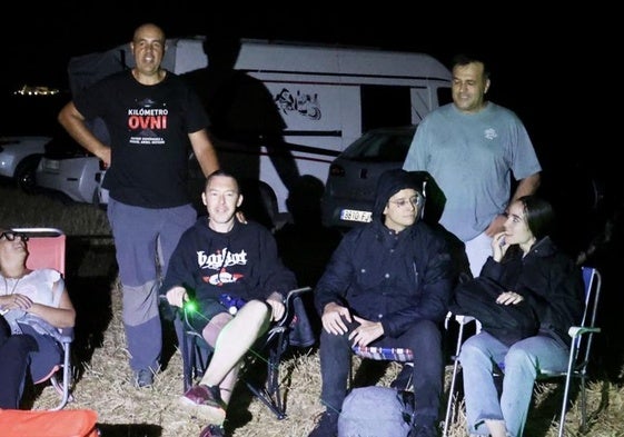 Participantes en la sesión nocturna 'Alerta Ovni' en El Teso de Villalbarba