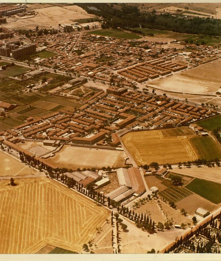 Imagen secundaria 2 - Plaza Carmen Ferreiro en los años 70 en el barrio de San Pedro. Pavimentación en las calles de San Pedro en los años 80. Panorámica de los barrio de San Pedro y Barrio España de 1982.