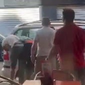 Los dos hombres forcejean en la terraza del bar en el que protagonizaron la pelea.