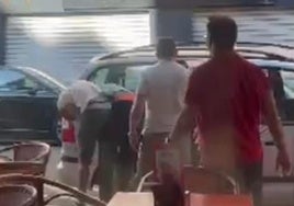 Los dos hombres forcejean en la terraza del bar en el que protagonizaron la pelea.