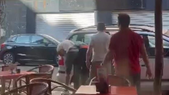 Los dos hombres forcejean en la terraza del bar en el que protagonizaron la pelea.