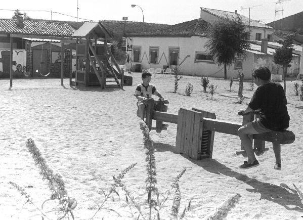 Dos niños juegan en un parque.