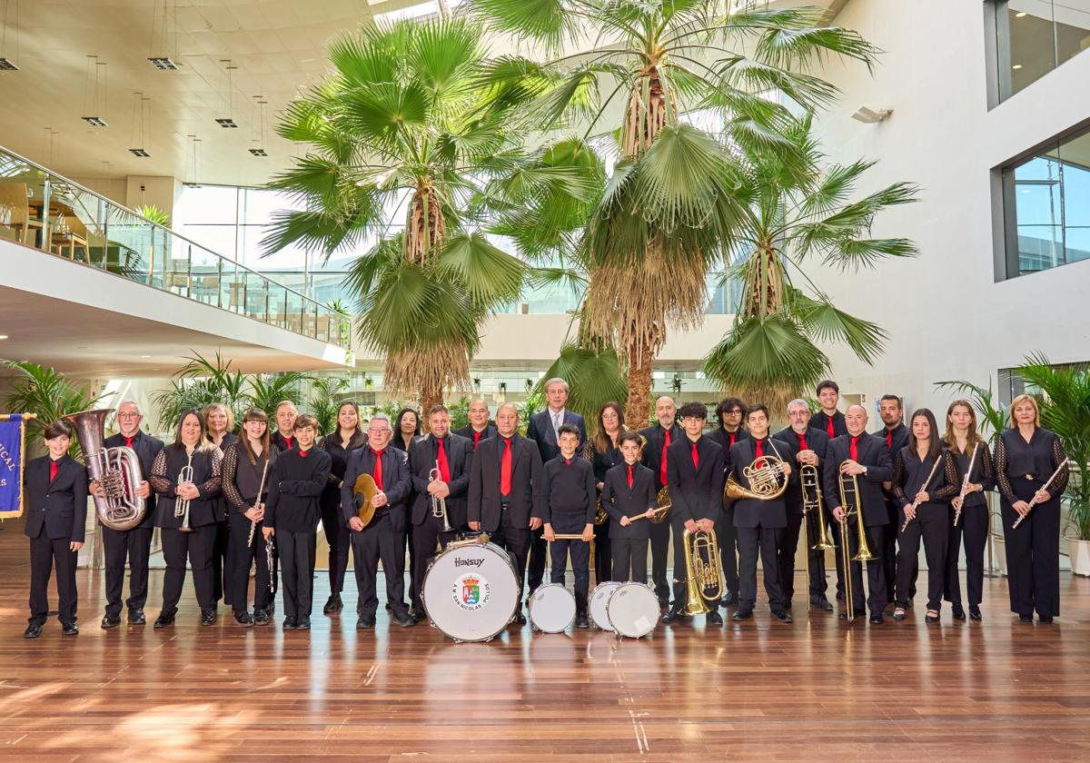 Los integrantes de la banda San Nicolás de Pollos, en una foto grupal para anunciar su próximo concierto en el Auditorio Miguel Delibes