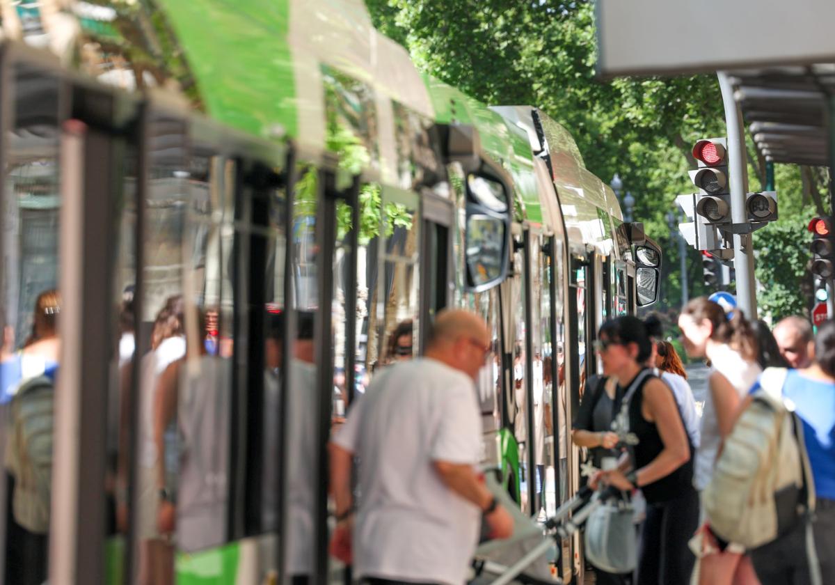 Viajeros de Auvasa suben al autobús en una parada del Paseo de Zorrilla.