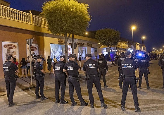 Agentes de Policía Local y Guardia Civil durante los altercados en Torre Pacheco.