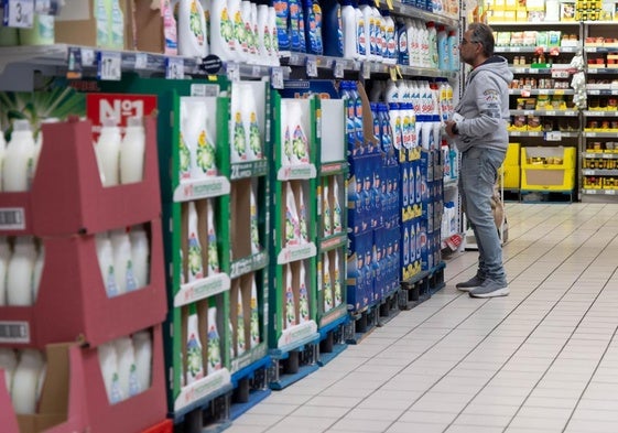 Un hombre hace la compra en un supermercado de Valladolid, en una imagen de archivo.
