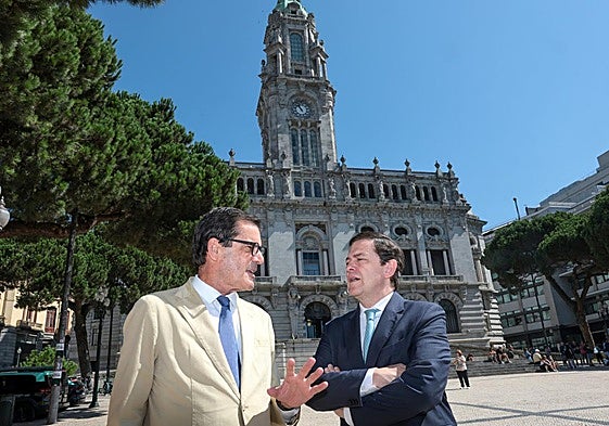 Alfonso Fernández Mañueco, en su reunión de trabajo con el alcalde de Oporto, Rui Moreira.
