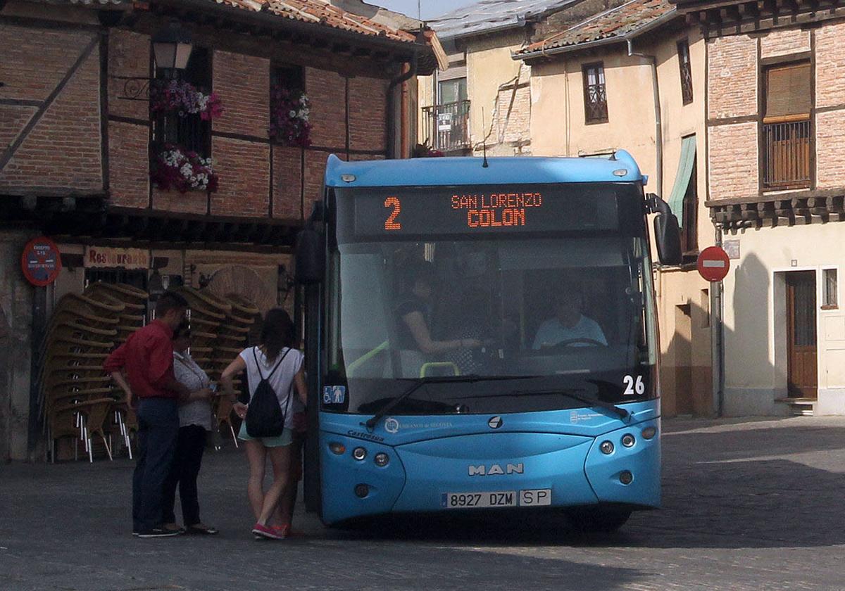 Autobús de la línea 2 en la plaza del barrio de San Lorenzo.