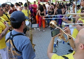 La charanga Jarra y Pedal, durante una de las primeras fiestas de este verano.