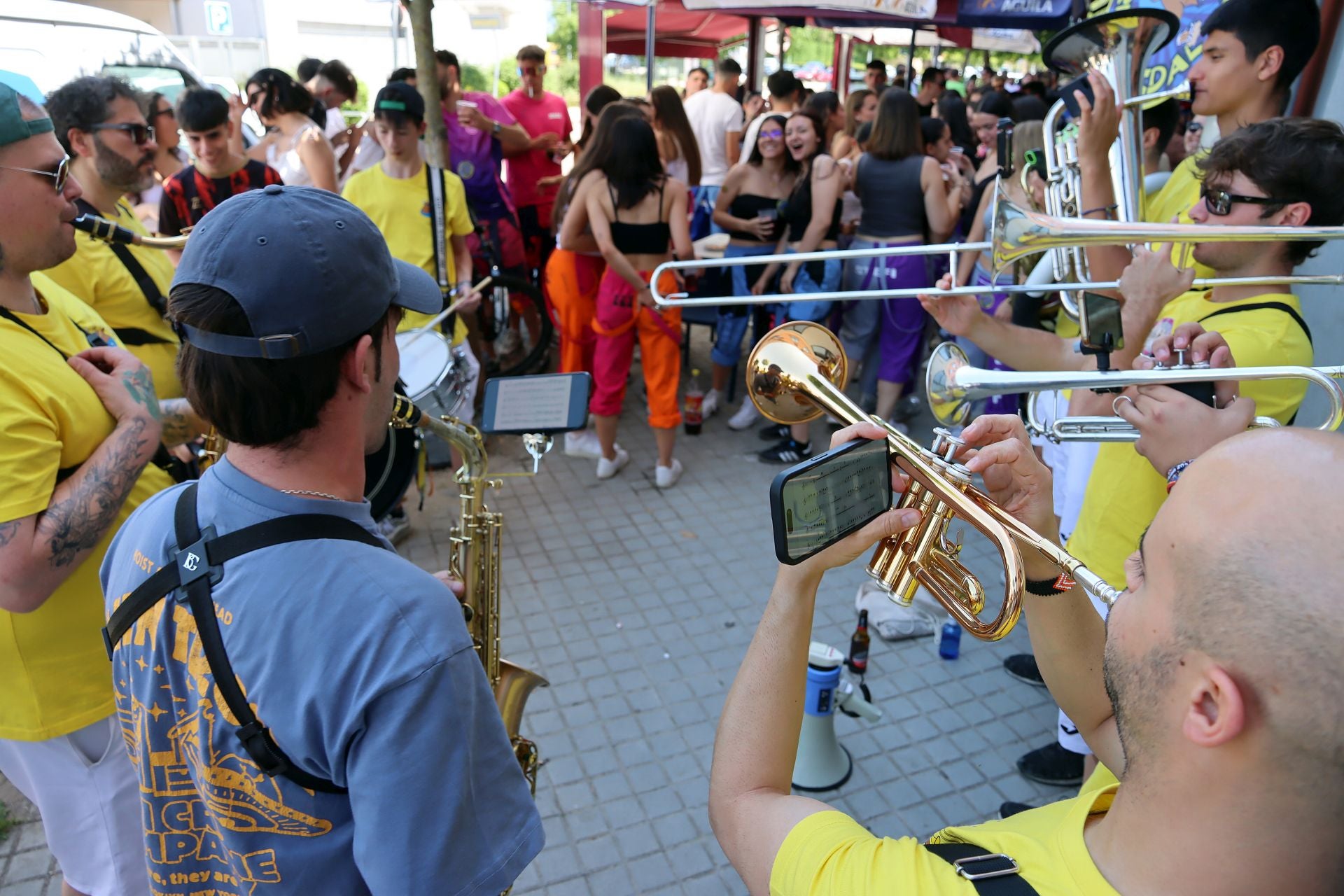La charanga Jarra y Pedal, durante una de las primeras fiestas de este verano.