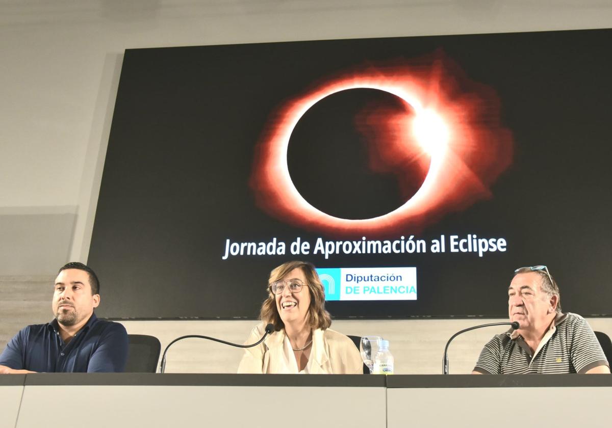 Reunión de la Diputación de Palencia y la Agrupación Astronómica con alcaldes de la provincia.