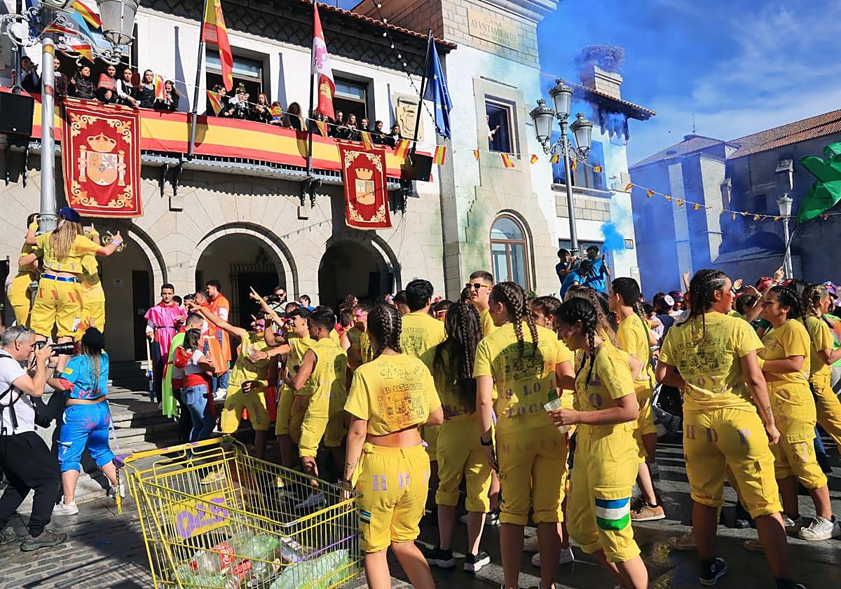Multitud de personas asisten a una de las fiestas veraniegas de El Espinar.