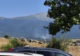Columna de humo procedente del incendio en La Granja.